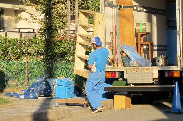 遺品整理作業、トラックに積み込み中の写真